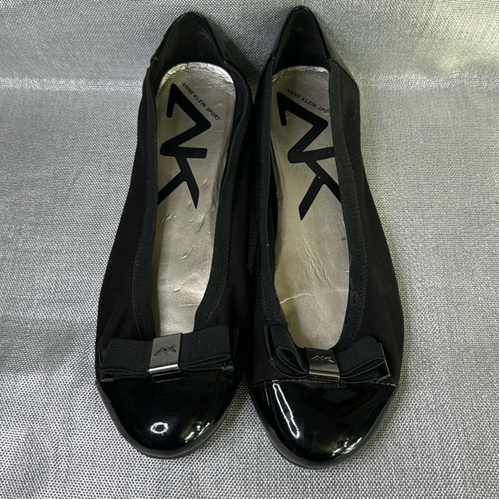 ANNE KLEIN WOMENS SPORT FLAT BLACK SHOES SIZE 81/2 USED IN GOOD CONDITION.